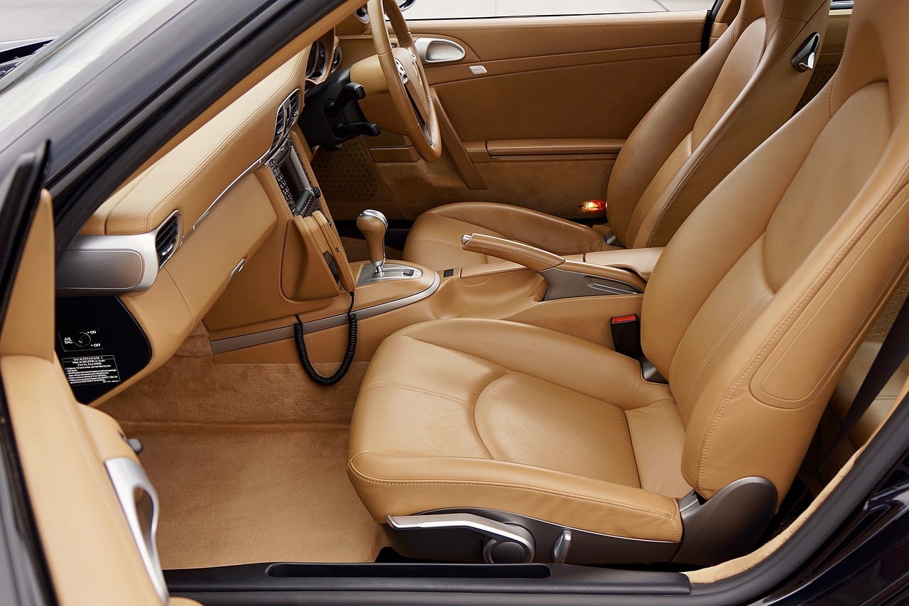 Quelles sont les astuces et conseils pour nettoyer les sièges en cuir d'une voiture ?